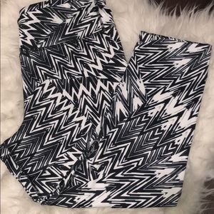 Express Zig-Zag Workout Capris